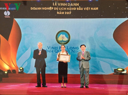 Vịnh Hạ Long được nhận danh hiệu Khu du lịch hàng đầu Việt Nam năm 2017.